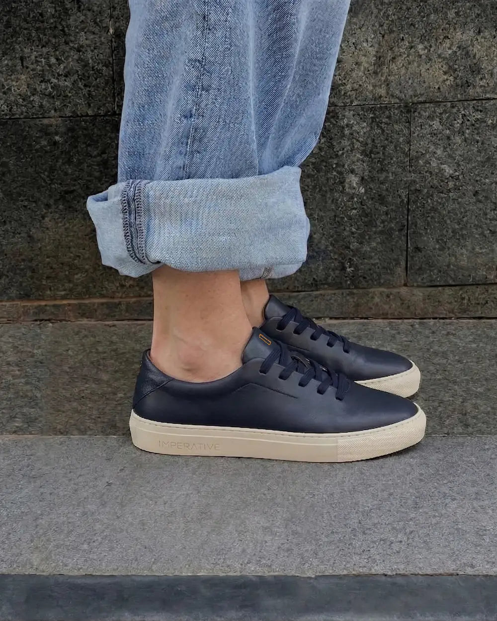 Bauhaus navy blue con vaqueros claros con vuelta, en la calle