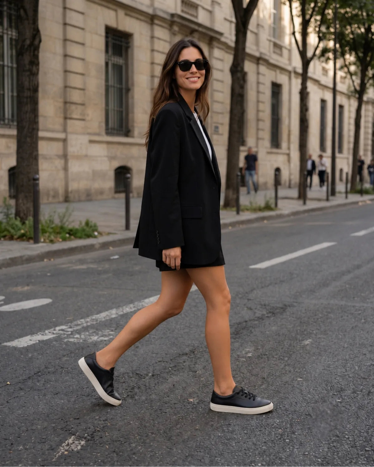Mujer con blazer negro llevando las Bauhaus night black