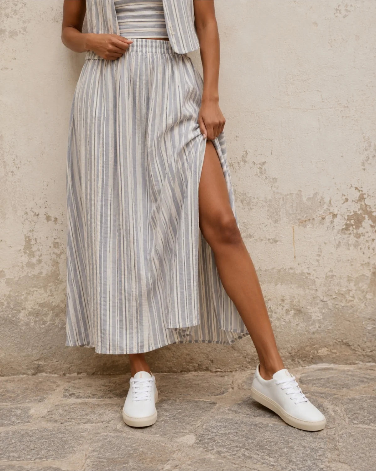 Mujer con falda de rayas llevando las Bauhaus pure white