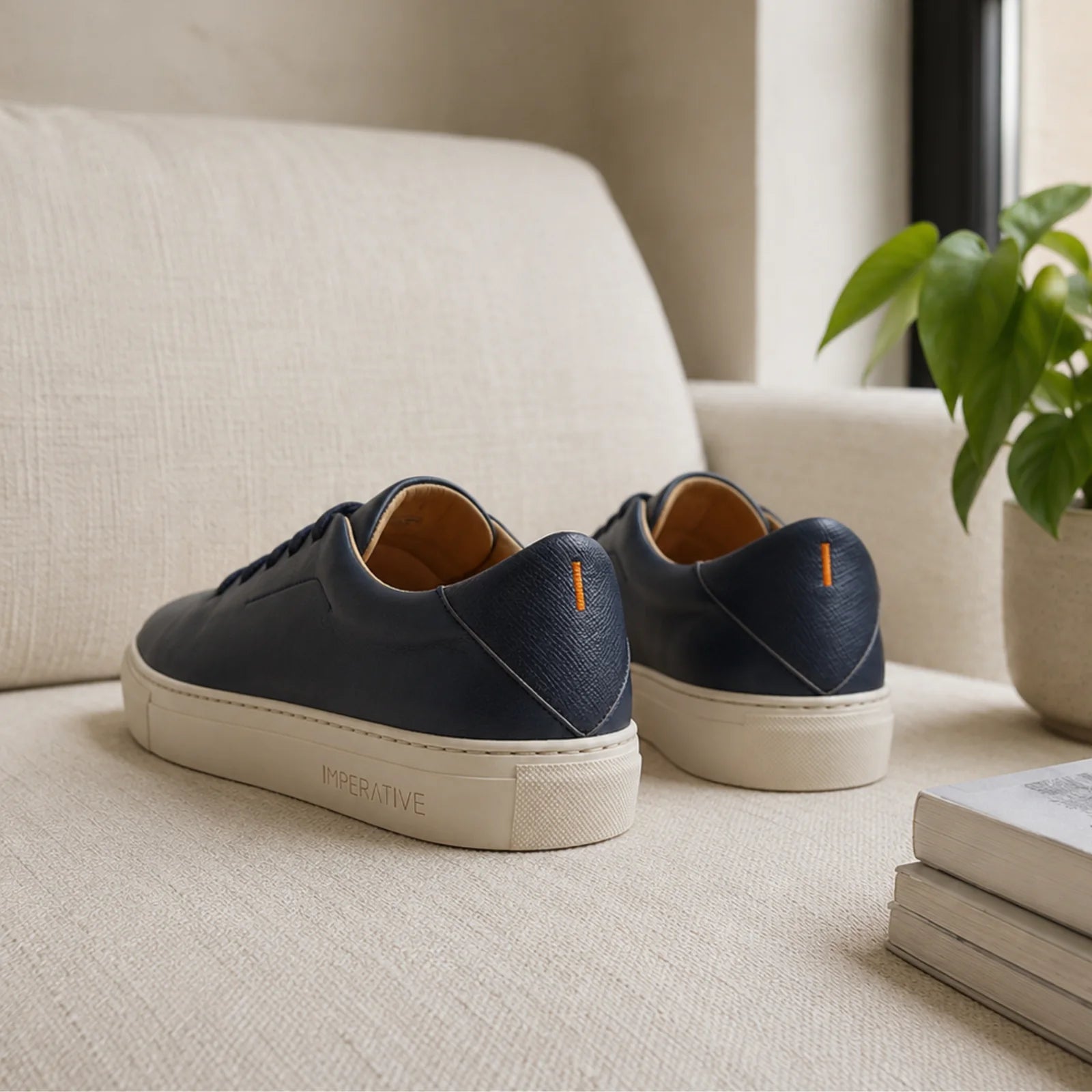 Bauhaus navy_blue de Imperative, con el corte de una sola pieza y el grabado en la suela