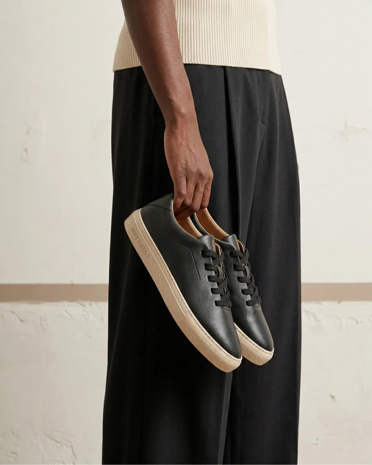 Bauhaus night black en la mano, con pantalón negro