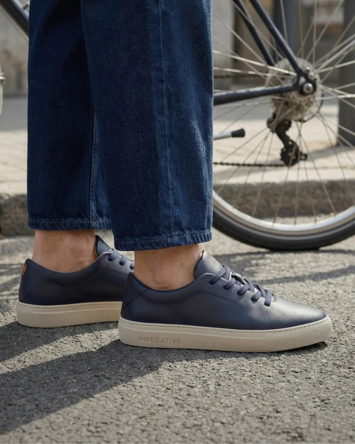 Bauhaus navy blue con vaqueros junto a una bicicleta