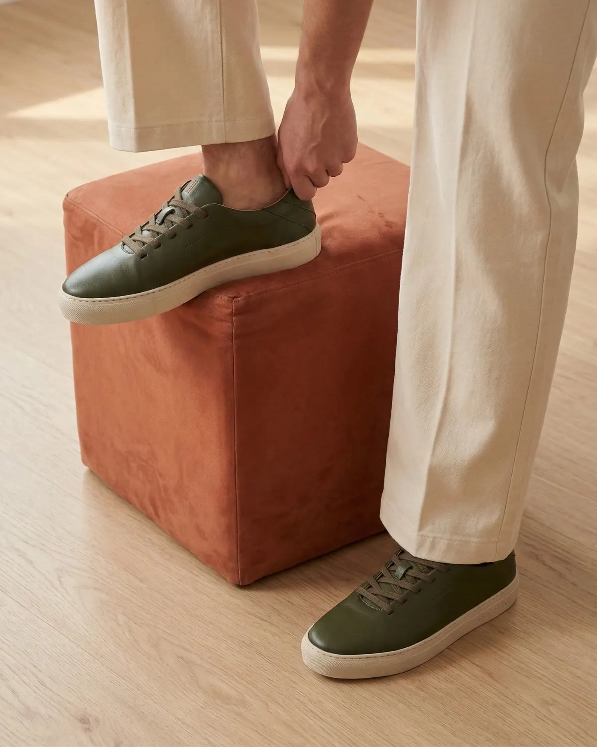 Bauhaus ever green con pantalón crudo en un interior