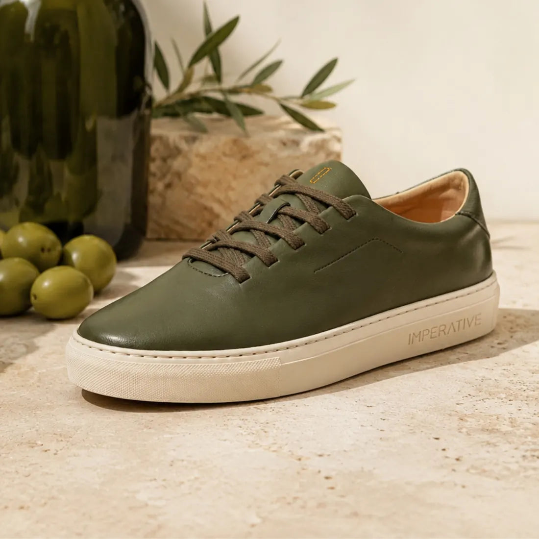 Bauhaus ever green junto a aceitunas y una rama de olivo
