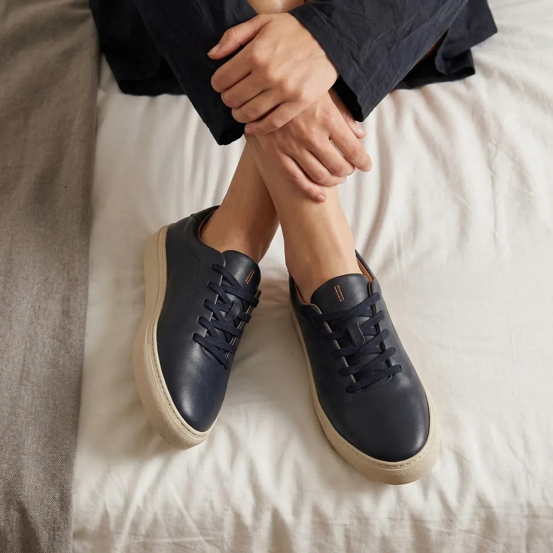 Bauhaus navy blue sobre ropa de cama de lino