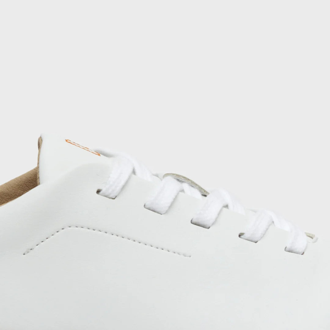 Detalle del tejido Biogreen en la puntera de una Bauhaus pure_white, con la costura del refuerzo y los ojales